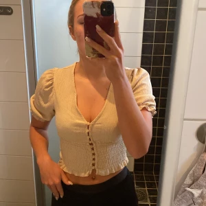 Korsett topp  - Jätte fin topp från Monki. Köpt för nått år sedan men har ba använt ett få tal gånger. Super fin men får ingen användning för den🥰