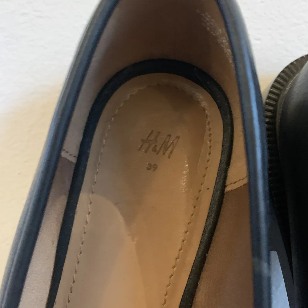 Svarta loafers från H&M  Strl 39 Använda en gång, nyskick. Skor.