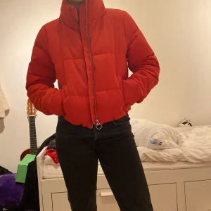 En röd cropped puffer jacket av märket Only - Aldrig använda, bra skick, prislappen är fortfarande på. Ordinarie pris 529 kr. Den är ca en halvmeter lång och i storlek S. Priset kan diskuteras!