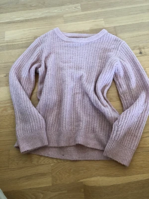 Stickad tröja  - Stickad tröja från lager 157! Använd några gånger men inga tecken på användning🥰