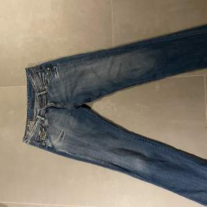 Skit coola jeans i bra skick endast använt några gånger. Står ingen storlek men skulle säga att det är runt storlek 36. Och bra långa!