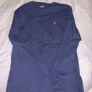 Polo Ralph Lauren tröja - Mörkblå mysig Ralph lauren tröja med rött märke. Säljer då den inte använda mer. Strl XL men är som L