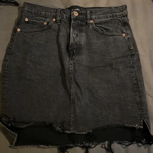 Svart jeanskjol - Svart snygg jeanskjol Stl. M Ny skick