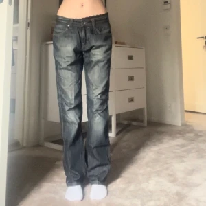 Levis jeans - Säljer dessa skitsnygga levis liknande vintage jenas. Såå fina!! Jag är 170cm