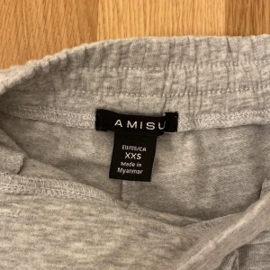 Gråa mjukisbyxor - Jag säljer dess mjukisbyxor från Newyorker eftersom dem kommer inte till användning. Dem har används ett par gånger bara. Kostar 95kr + frakt! 