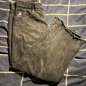 BIG BOYS (M) - Ett par lite slitna, svarta BIG BOYS från POLAR med vita sömmar. De är avklippta där nere vilket gör dem lite korta. Modellen (jag) är 176 cm lång och de är något korta för mig. Jämförspris ligger på ca 1200kr nya. Öppen för diskution angående priset. 