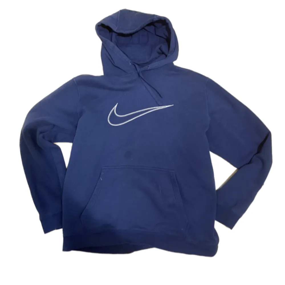 Nike hoodie köpt på beyond retro, bra skick . Hoodies.