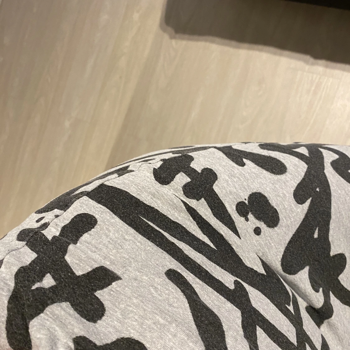 Gråsvart knälång klänning  - 91