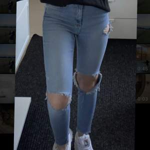 Ett par snygga använda jeans i fint skick utan defekter från Cubus i storlek 28 ✨ frakt står köparen för. Betalning via Swish. Om ni har några frågor eller vill ha fler bilder är det bara att höra av sig ✨
