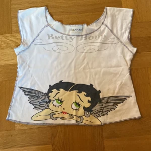 Söt tröja  - Säljer en söt tröja med Betty Boop på! Storlek står inte men ungefär S,M,L! Frakten är gratis :) 