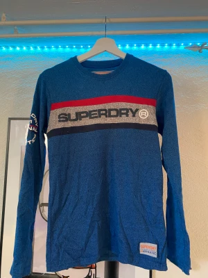 Blå Superdry tröja - Säljer en blå spräcklig lite tunnare Duperdry tröja i storlek S Pris kan såklart diskuteras!
