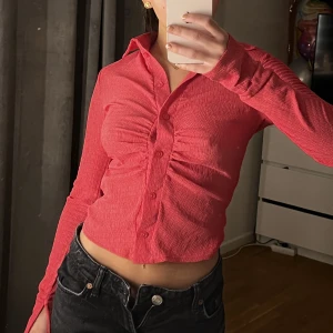 Blus - Jätte fin blus från Nelly! Säljer pga inte kommer till användning 🫶🏻