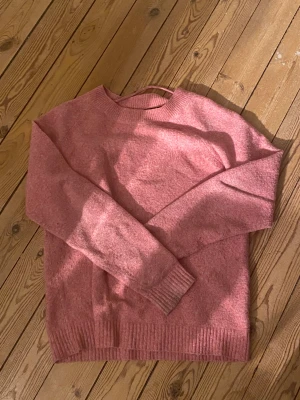 Fin stickad tröja - En superfin rosa stickad tröja ifrån veromoda, inte så mycket använd och nästan som ny❤️