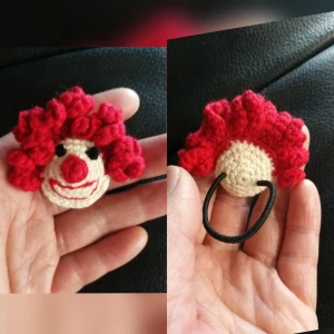 Clown hårsnodd  - Nytt. Det är egenvirkad, Tredimensionell，jättefint clownen hårsnodd. 100%bomull garn. Gummiband är ca 4cm. Clown är 4,5cm*5,5cm.  Välkommen kontaktar mig. Om du är intresserad. Kan beställa fler också. 