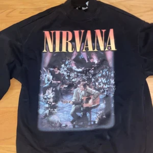 Nirvana sweatshirt  - Svart nirvana sweatshirt från hm divided. Med en bild på framsidan och text på baksidan.