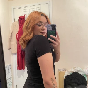 Svart t-shirt - Svart tight t-shirt från Pull&Bear. Storlek S.