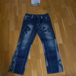 Y2k jeans - Fett snygga jeans med påsydda bokstäver på.  Storlek 12 men passar mig som vanligtvis har storlek 26. Lite korta i benen men jag gillar långa jeans så är nog en smaksak. 100kr köpare står för frakt. Jag är 158cm lång