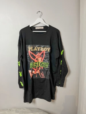 Playboy tröja  - Playboy tröja tillsammans med Missguided. Knappt använd. Storlek 44 men oversized. Lång och kan användas som klänning om du är typ under 170 cm skulle jag gissa