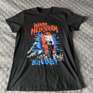 Håkan Hellström Ullevi 2022 t-shirt - OANVÄND - Hej! Säljer min Håkan Hellström t-shirt från hans konserter sommaren 2022. Den är oanvänd - Storlek L, passar M. inköpt för 450 kr