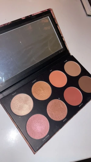 Infinity glam LH - Säljer min Infinity glam palette från Linda Hallberg. Är ytters lite använd, skyddsplasten kvar på spegeln och har förvarats i orginalkartong. Säljes pga av att den inte kommer till användning så den görs bättre hos någon annan sminkfantast 🤩