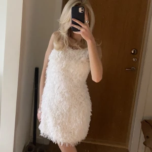 Klänning  - Världens finaste klänning med typ fuskfjädrar/ fuskpäls, helt oanvänd med lappen kvar!! 🥰 Helt perfekt till studenten/ midsommar och allt som kommer i sommar❤️