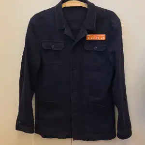 Jacka/ Overshirt från tiger of Sweden. Passar perfekt på vår och sommar. Jeansjacka. Köpte för 2700.