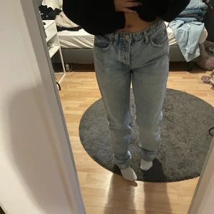 Zara mid rise straight - Blå mid rise straight jeans från zara, storlek 38. Fint skick, inte mycket använda. Säljer pga för stora. Kan mötas i gävle eller skickas mot fraktkostnad!💞 Nypris 400kr