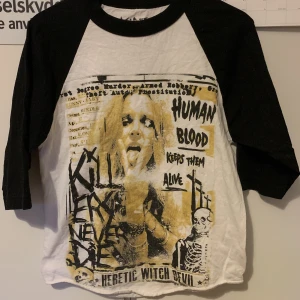 Killers never die trekvarts tröja - Killers never die tröja i bra skick endast använd ett fåtal gånger. Storlek Small