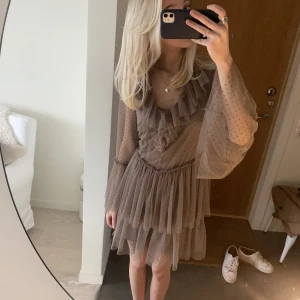 Ida sjöstedt klänning - Sååå fin klänning från h&m som liknar de populära klänningarna från ida sjöstedt och by malina🥰 helt oanvänd med lapp kvar