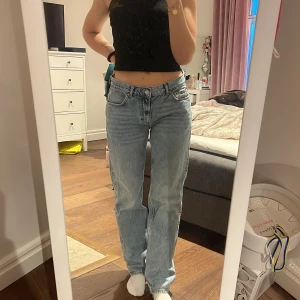 Low Waist jeans - Säljer mina favvo jeans från GinaTricot då dem har blivit för stora, dem är straight leg och lowwaist. 270kr + frakt