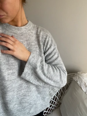 Stickad grå tröja - Superfin perfekt inför våren inga defekter och som ny