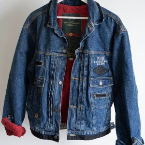 Fodrad vintage jeansjacka  - -Fodrad jeansjacka. -Köpt secondhand för ca 400kr, men endast använt den några gånger själv. -Storlek L. 