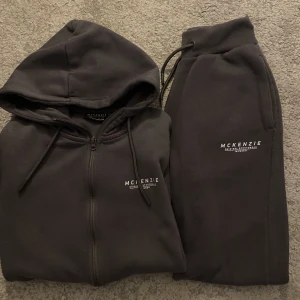McKenzie tracksuit - Tracksuit i mörkgrå, köpta i april. Inga större defekter förutom att ena snöredetaljen är borta. Köparen står för frakten❣️
