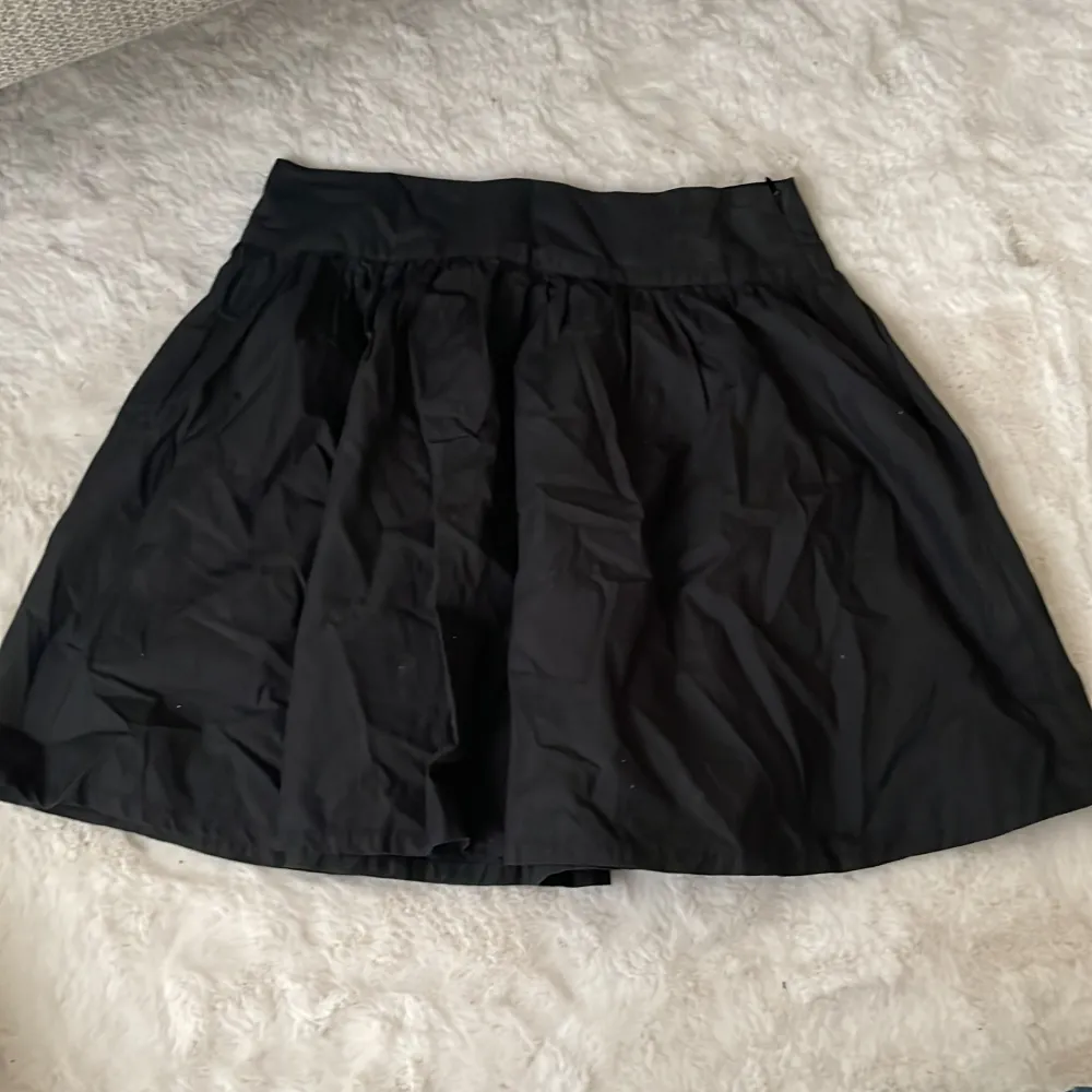 Söt kjol i lite tjockare/hårdare material så den är puffig. Aldrig använd. 158 men passar även den som har xs. Kjolar.
