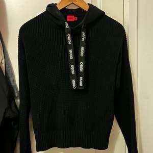 En superfin svart Hugo Boss dam hoodie. Köpt förra året och är knappt använd. Hoodien är som ny. Tröjan är storlek M men passar också S. Skriv vid intresse!❤️