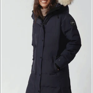 Canada goose black label dam storlek M - Helt ny jacka köpt förra vintern från NK. Tyvärr har den blivit för stor för mig och behöver en ny jacka, just därför vill jag sälja denna fina jacka. Jackan är i färgen Navy. Jätte fin färg, men ser mer ut som svart.   FINNS FORTFARANDE KVAR!