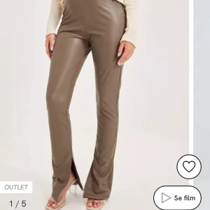 Skinnbyxor Nougat - Säljer dessa sjukt snygga skinnbyxor, dom är så snygga till någon vit topp. Eller till det mesta, sitter som en smäck! Och älskar färgen Nougat