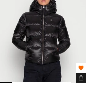 Svart glansig vinterjacka  - Säljer denna svarta vinterjacka från zalando! Skriv mer för frågor