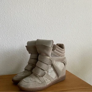 Isabel marant  - Säljer nu mina beiga Isabel marants💗💗 Om det är många intresserade blir det budgivning, direkt pris 2000