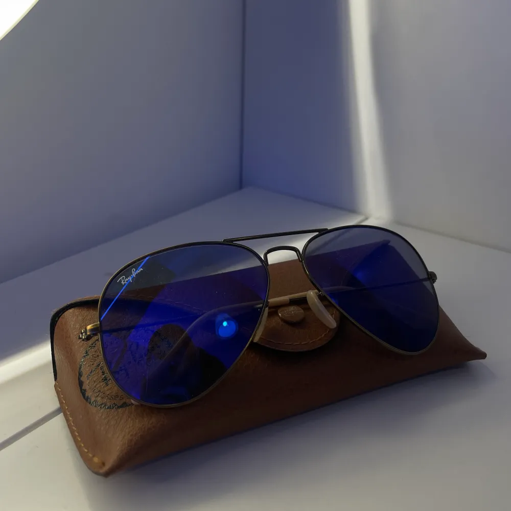 Ett par nya ray-ban solglasögon aldrig använda + original fodralet. Ordinarie pris 1800 säljer för 500. Övrigt.