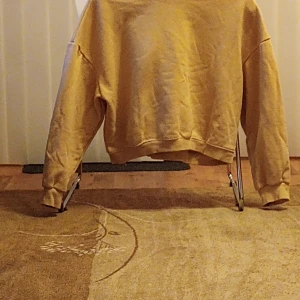 Baby yellow sweatshirt with nothing on . It's pretty and sll you need. - The sweatshirt is been eorn like 5 time and still really good looking.