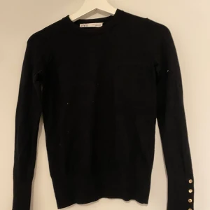 Stickad tröja - Basic svart stickad tröja. Kostar endast 50 kr +frakt. Så om du köper något annat kan jag enkelt slänga med den här utan några extra kostnader i frakten☺️