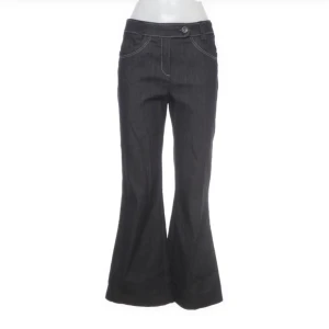 lågmidjade utsvänga byxor  - storlek 36 men passar folk som har 34 och alternativt en liten 36a. säljer för att de är för små och därmed har jag inte möjligt att visa dem på.