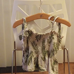 White and pretty green blouse whit really pretty strap's. - The blouse is been worn 5 time and still looks really nice and brand new.
