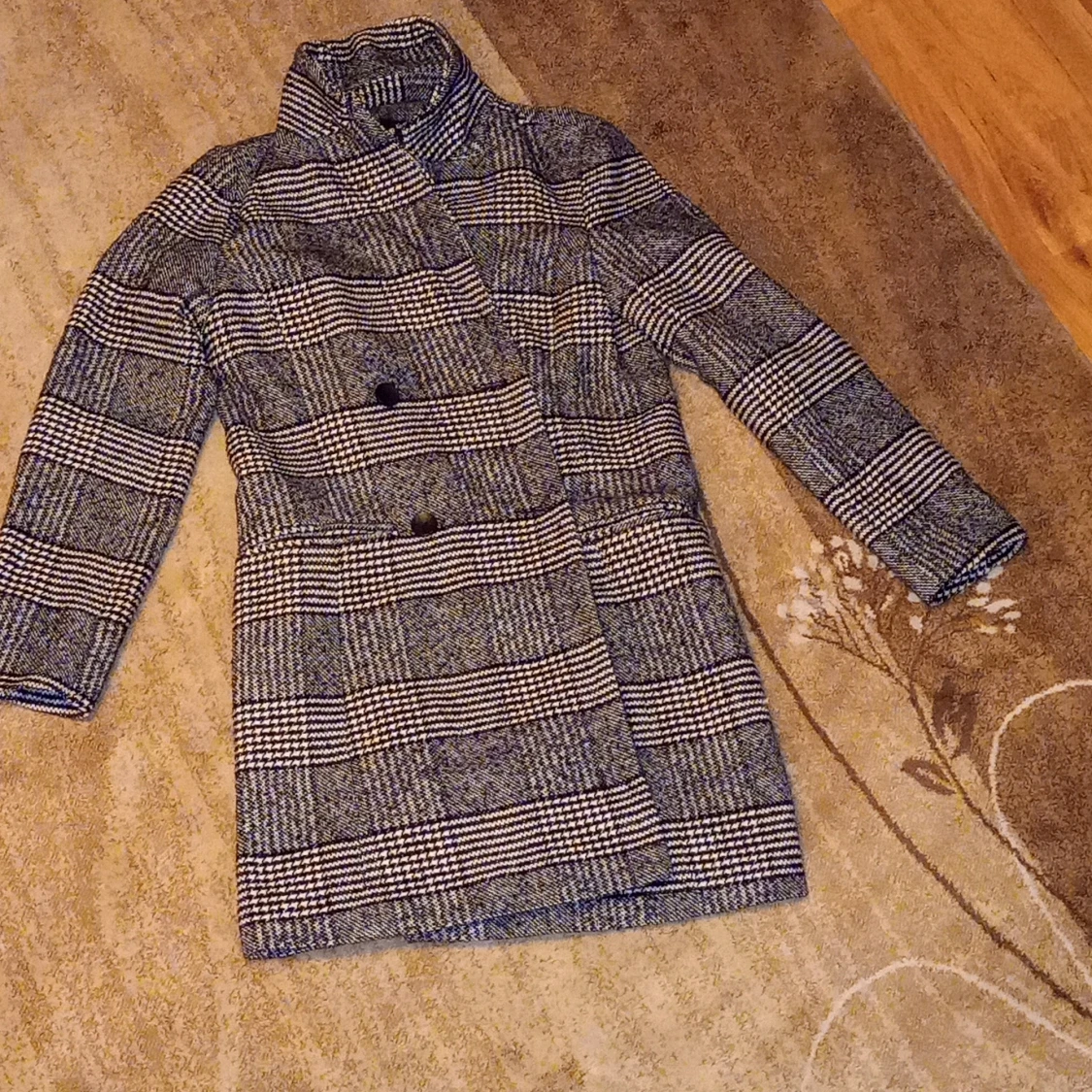 white black coat that warms in winter and is suitable for any occasion. - 90