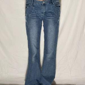 KONTAKTA INSTAGRAM  @lwjean.uf VID INTEESSE Jeans 019❤️‍🔥 Märke: E.D.I jeans Storlek: XL Midjemått: 88 cm Innerbenslängd: 84  Modellen är W28 EUR36 och 169 cm lång