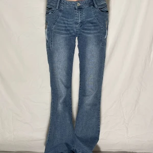 Lowwaist jeans - KONTAKTA INSTAGRAM  @lwjean.uf VID INTEESSE Jeans 019❤️‍🔥 Märke: E.D.I jeans Storlek: XL Midjemått: 88 cm Innerbenslängd: 84  Modellen är W28 EUR36 och 169 cm lång