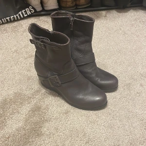 Morichetti - Svarta läderskor med små detaljer på sidorna. Storlek 38 och är i nyskick.