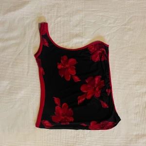 Topp - Jättecool svart och röd topp! Står ingen storlek men skulle säga S-M💕 Skriv till mig innan du klickar på ”köp nu”