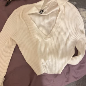 Vit fin topp - Säljer en av mina favorit toppar som är väldigt fin och bekväm att ha på sig . 